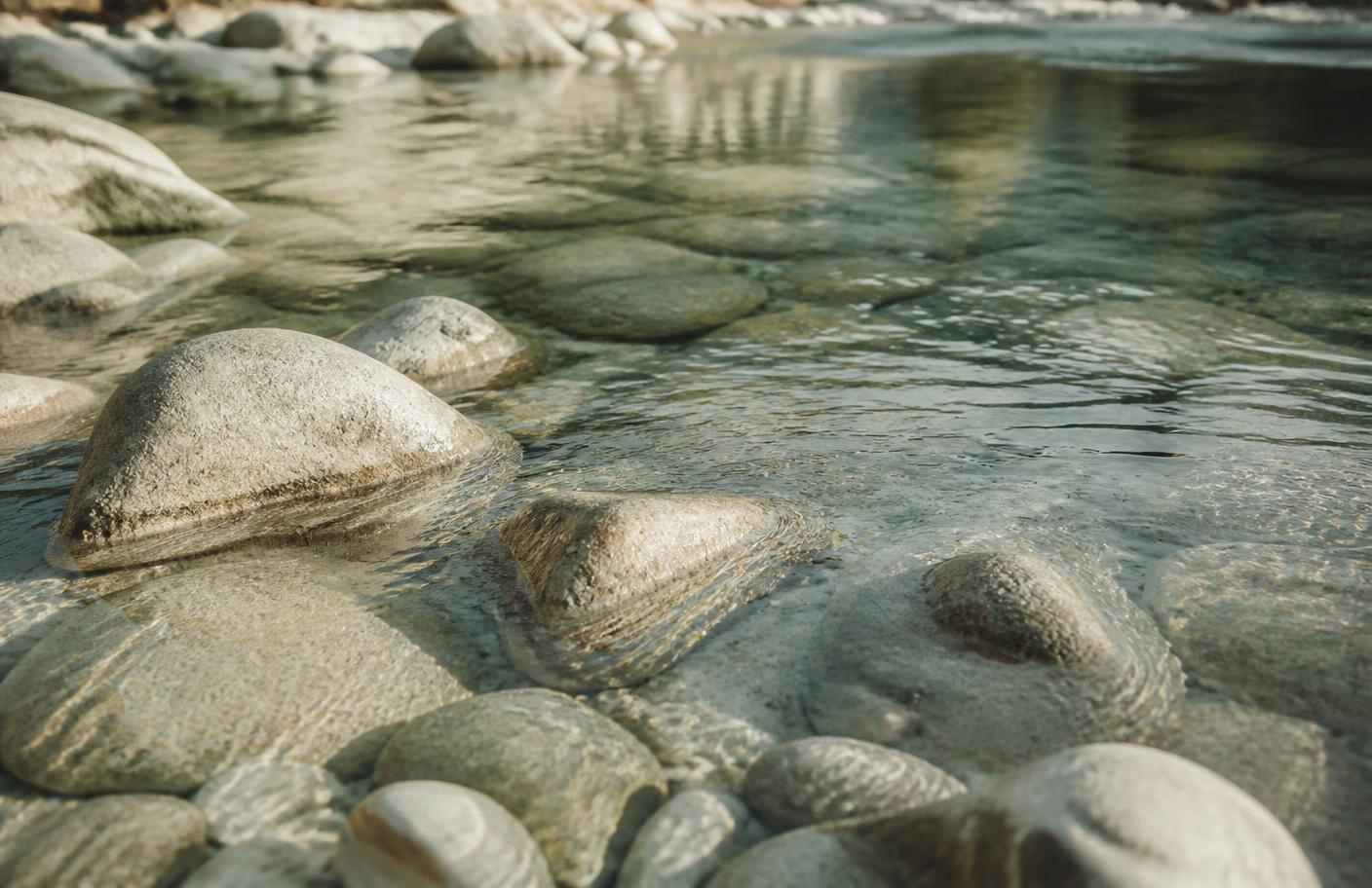 Sanft fließendes Wasser als Sinnbild für Ruhe